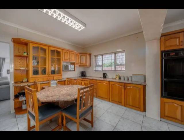 5 BEDROOM HOUSE FOR SALE IN ISIPINGO HILLS